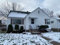 Building Photo - AVAILABLE JUNE 15TH - 3 BED 1 BATH