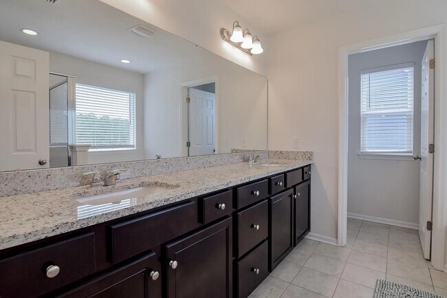 Building Photo - 422 Northern Red Oak Dr