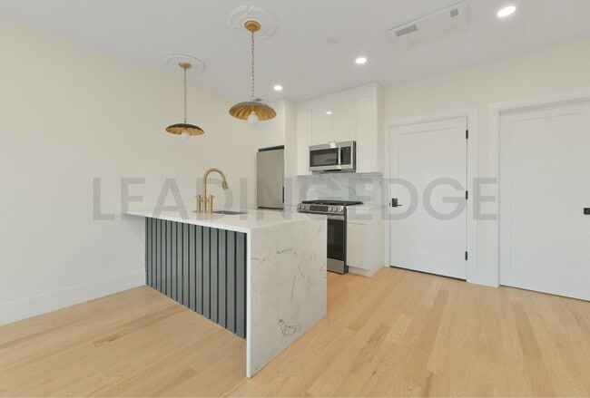 Building Photo - 219 Paris St