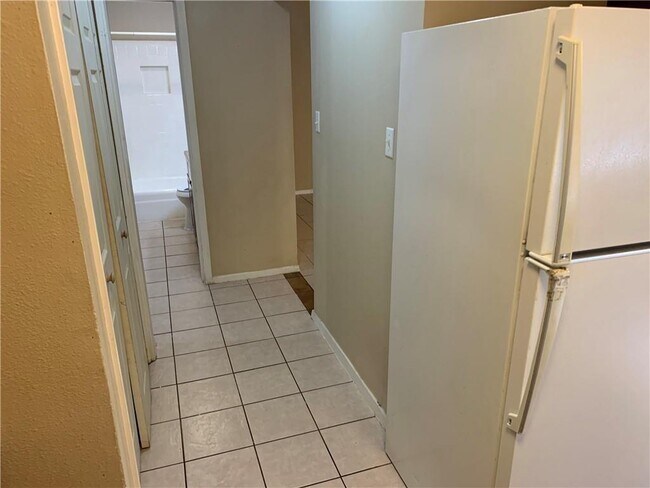 Building Photo - 7208 Creekside Dr