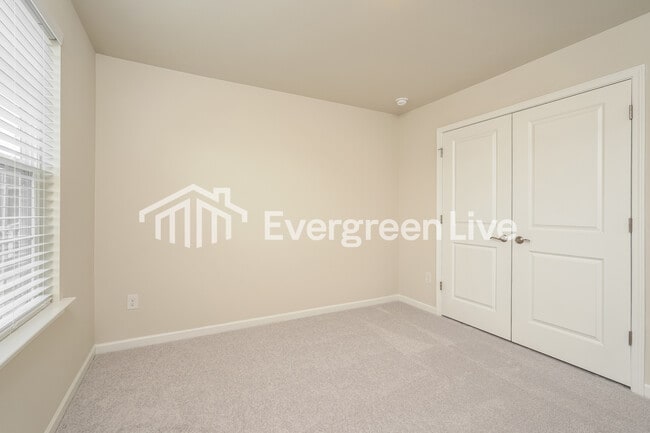 Building Photo - 5567 Hydrangea St