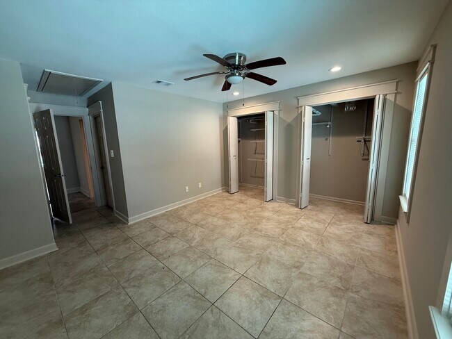 Building Photo - 703 N Lakeside Dr