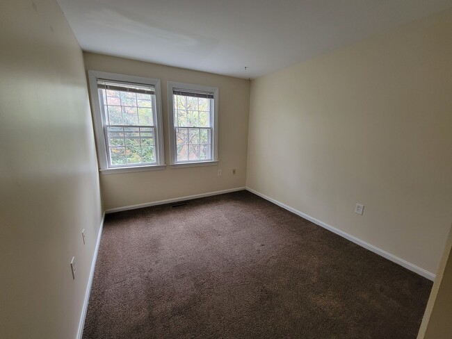 Building Photo - Spacious and Bright townhouse with parking...