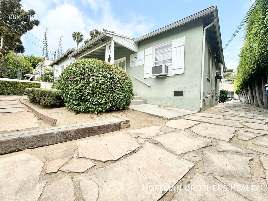 Building Photo - 2448 Beachwood Dr