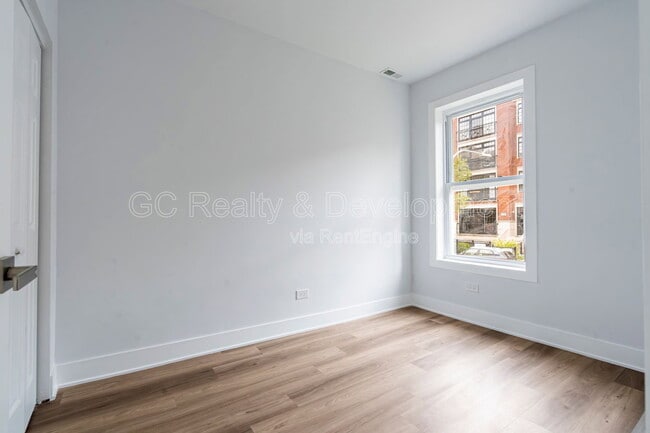 Building Photo - 3744 N Wilton Ave