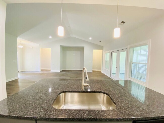 Building Photo - Lovely Three Bedroom Home Located in Lawto...