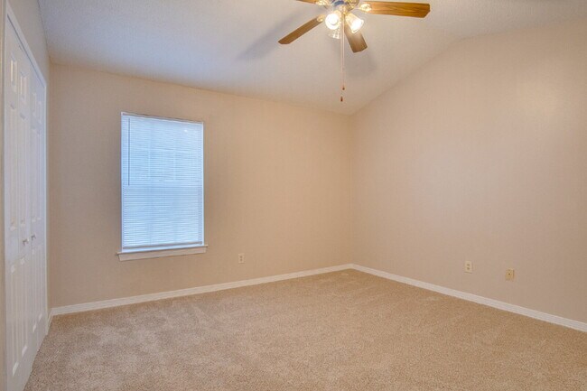 Building Photo - Charming Townhome with Fireplace & Fenced ...