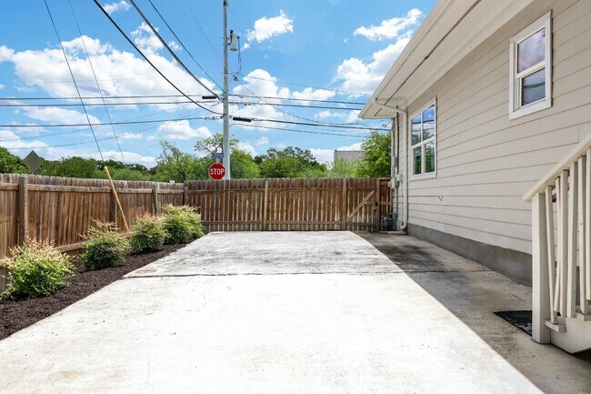 Building Photo - 2219 N Flores St
