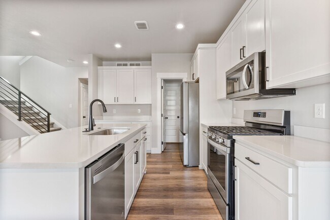 Building Photo - Awesome end unit 3 Bed 2.5 Bath townhome i...
