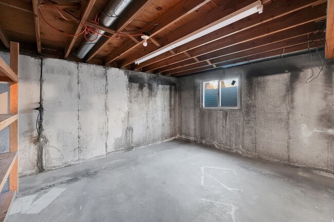 Building Photo - 916 Vics Rd