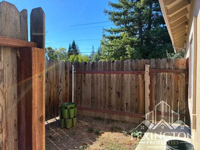 Building Photo - Lovely, 3BD/1BA Home, in Carmichael Neighb...