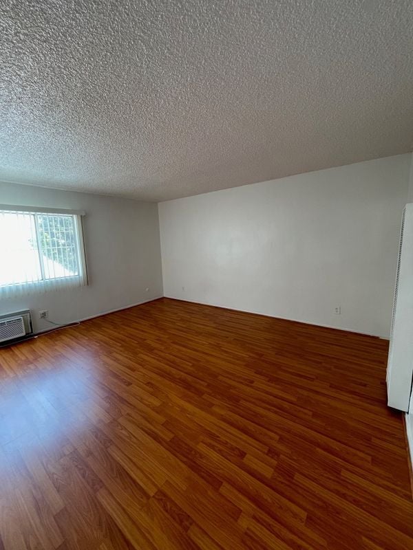 Building Photo - 1260 Beachwood Dr