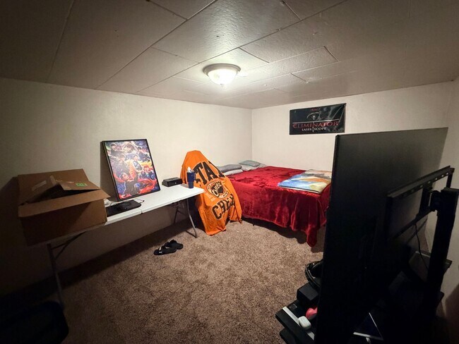 Building Photo - Spacious and Updated 4 Bed, 2 bath!!