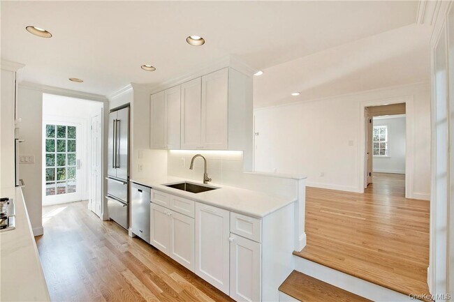 Building Photo - 19 Oneida St