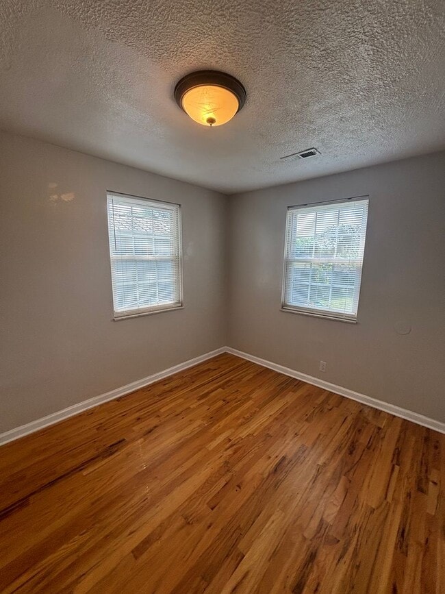 Building Photo - Alcoa School cottage!