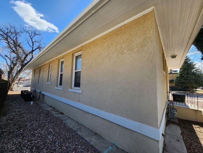 Building Photo - 2304 N Grand Ave