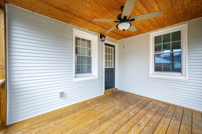 Building Photo - Quaint 3 Bedroom/2 Bath Home Located Near ...