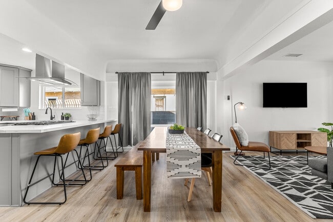 Building Photo - 623 W 42nd St