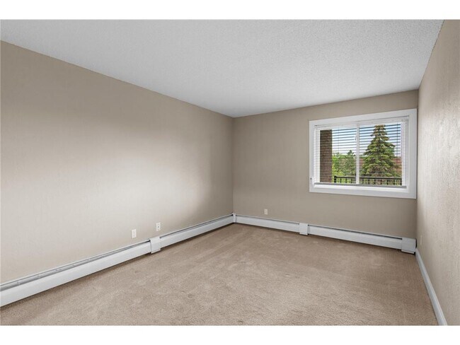 Building Photo - 3440 Golfview Dr