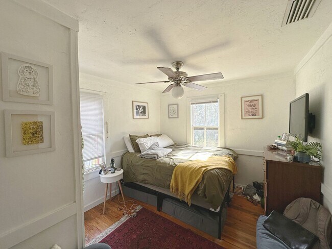 Building Photo - Lovely 2 Bedroom, 1 Bathroom Home in Fifth Avenue Neighborhood (w/ Study)