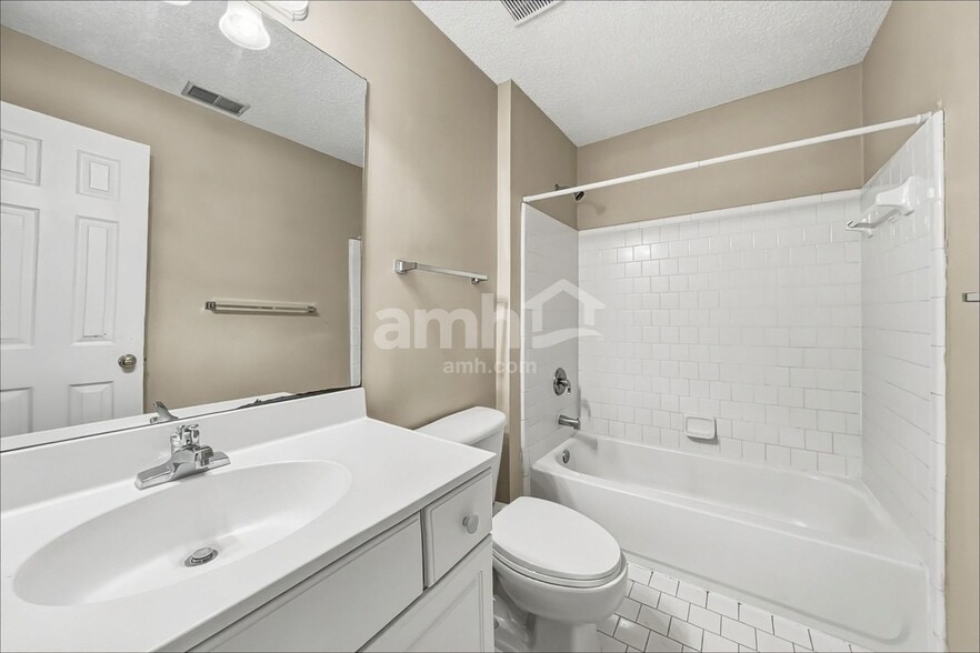 Building Photo - 8 Sandy Pond Ct