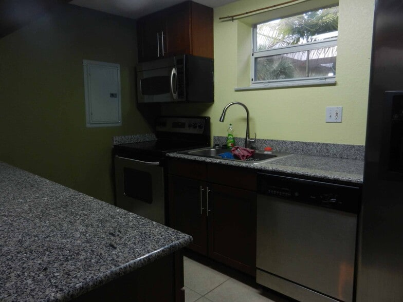 downstair kitchen - 8950 SW 69th Ct