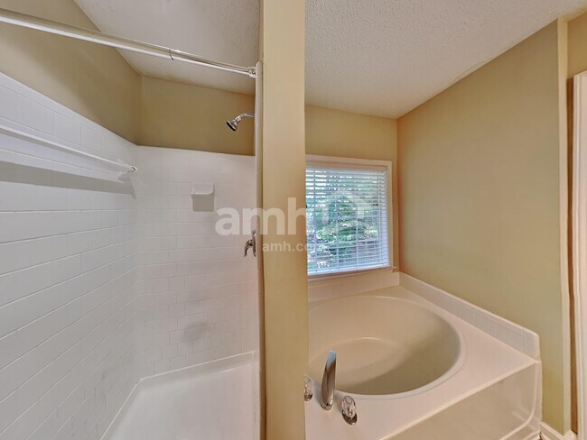 Building Photo - 375 Bass Way NW