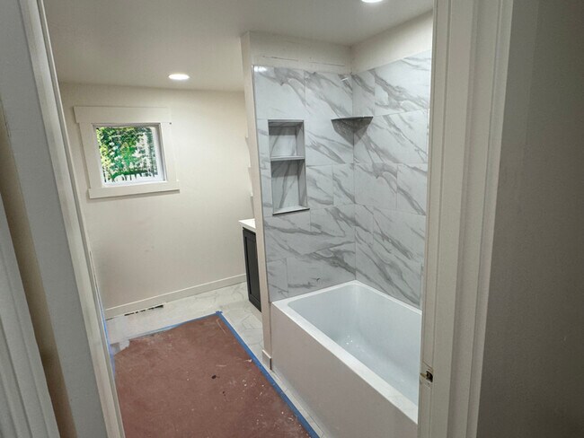Building Photo - 2112 Sunset Dr W