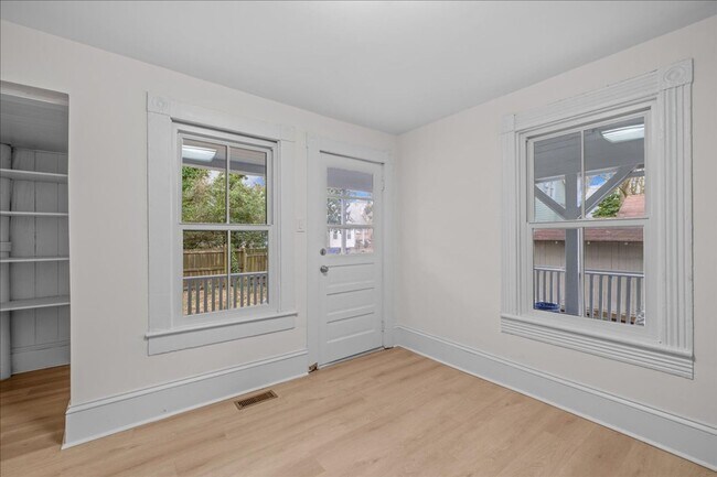 Building Photo - 258 Douglas Ave