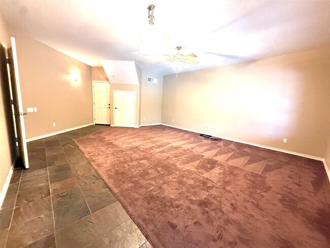 Building Photo - 3040 Bayshore Dr