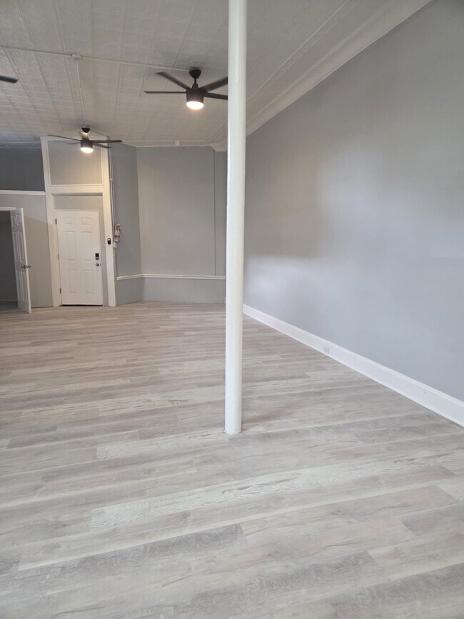 Building Photo - 4494 Forest Ave