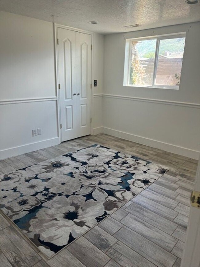 Building Photo - Kaysville 4 Bedroom, 2.5 Baths, big 2 car ...