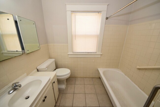 Building Photo - 3 bed, 1 bath near UOM