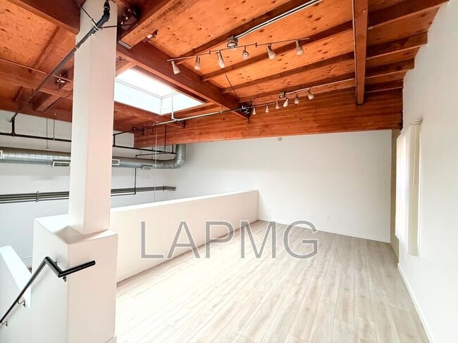 Building Photo - 1734 N Main St