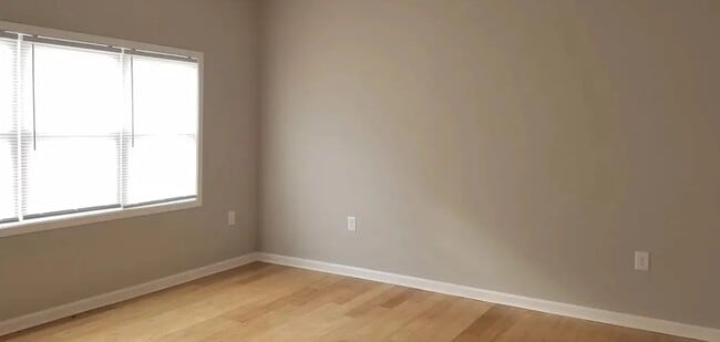 Building Photo - 3 Bedroom Downtown!