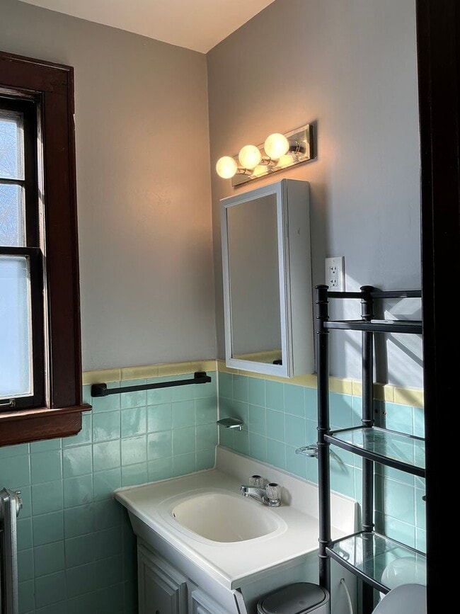 Building Photo - 10 Erin St