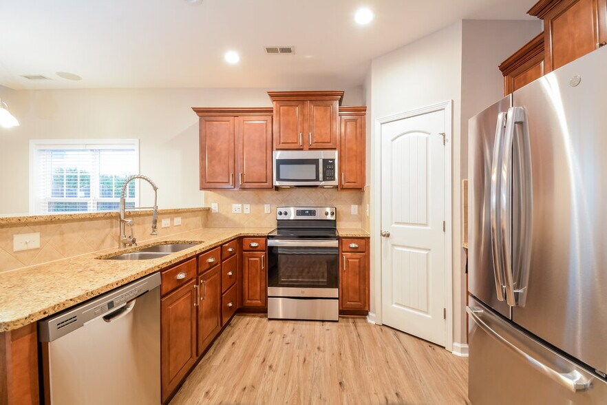 Building Photo - 229 Breezemont Dr