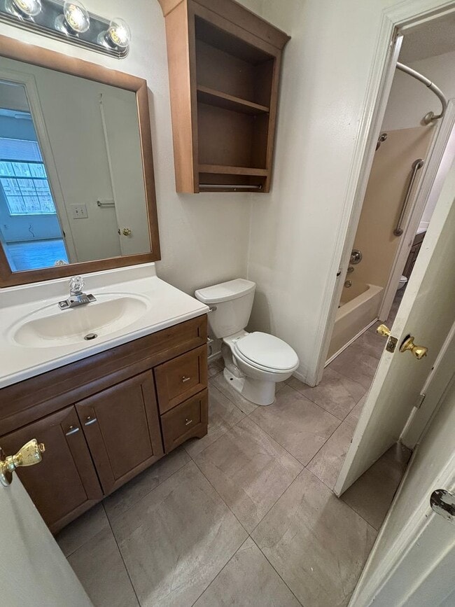 Building Photo - Cozy 2 bedroom 1.5 bath Lawn Maintenance I...