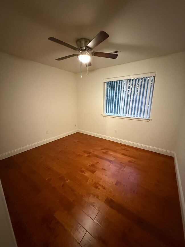 Building Photo - Beautiful 4B/3Ba Home in East Vancouver!