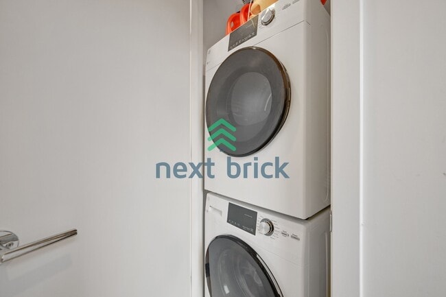 Building Photo - Charming 2-Bedroom Townhouse with 2.5 Baths and Spacious 1,510 Sq Ft in Seattle's Vibrant Neighbo...