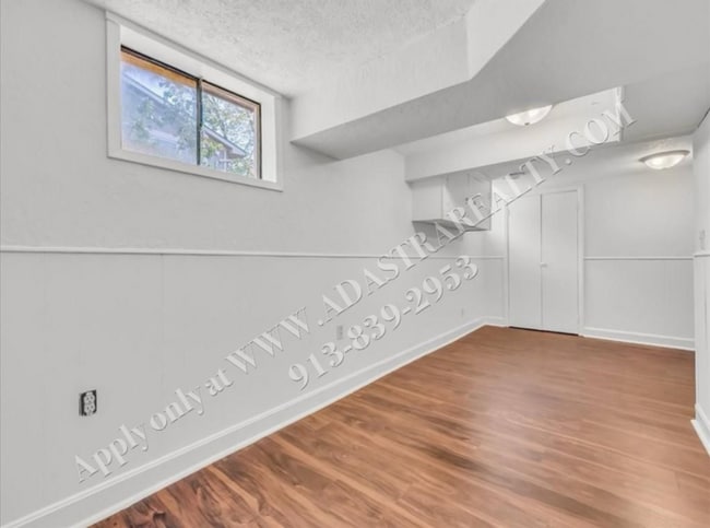 Building Photo - Updated 4 Bed 2 Bath Home in Lees Summit-C...
