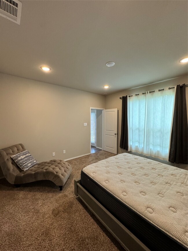 Building Photo - 710 Crystal River