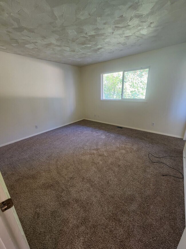 Building Photo - SINGLE FAMILY HOME ON HILLCREST (APP#72)