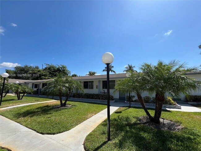 Building Photo - 2305 Monroe St