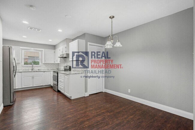 Building Photo - Beautiful 3 Bed-2 Bath Home in a Great Loc...