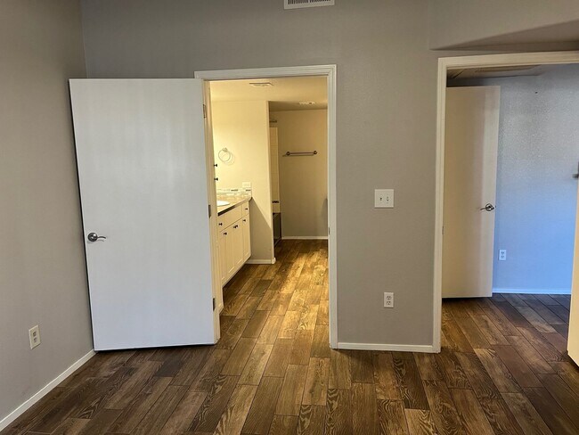 Building Photo - Stunning, fully-remodeled 1 bedroom at Tus...