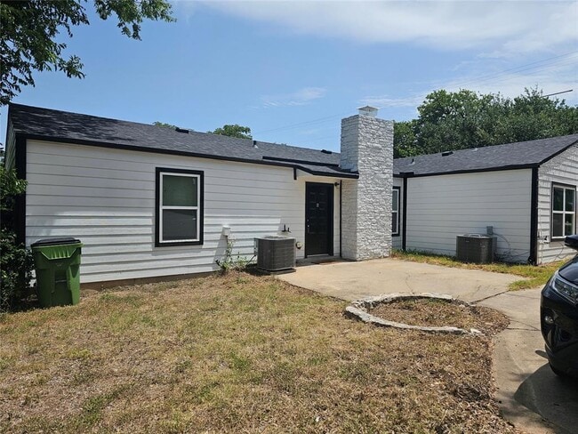 Building Photo - 1008 Cushing Dr