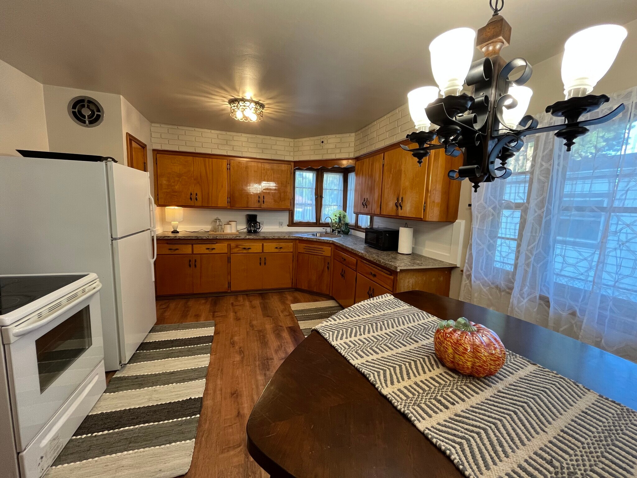 Building Photo - 220 E Wilbur Ave