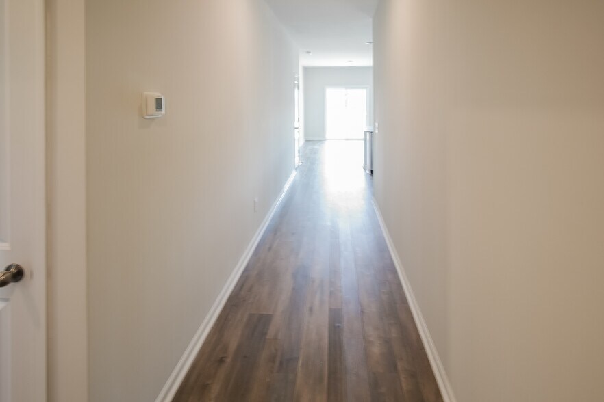 Building Photo - 708 Watercliff Dr