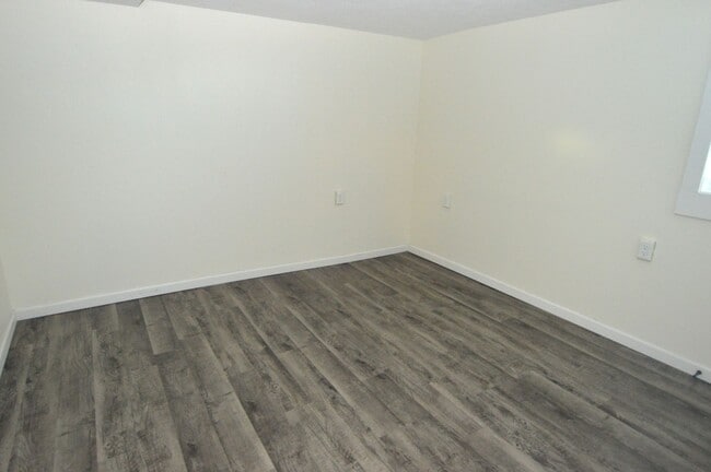 Building Photo - Spacious 4 Bed 2 Bath Home Lots of Storage